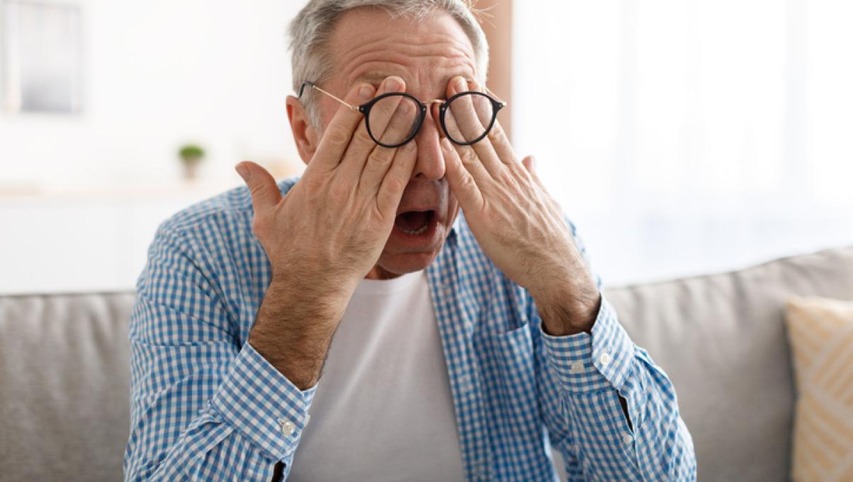 Ein Mann reibt sich die Augen